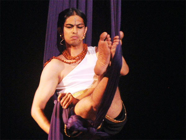 600px x 454px - SHIKHANDI- THE STORY OF THE IN-BETWEENS play review , English play review -  www.MumbaiTheatreGuide.com
